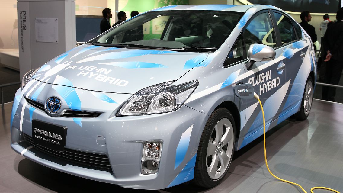 Der Prius ist ein wichtiger Imageträger für Toyota geworden. Der Prius Plugin-Hybrid feierte schon auf der IAA Weltpremiere und ist in Tokio zum ersten Mal in Japan zu sehen.
