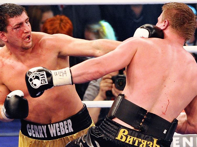 Huck (l) ging mit 95 Kilogramm in den Schwergewichtskampf, sein Gegner war deutlich schwerer.