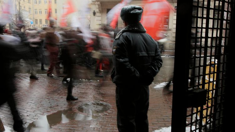 Tausende Russen ziehen durch Moskaus Innenstadt.