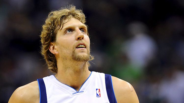 Nach einer Auszeit kehrt Dirk Nowitzki auf die Basketball-Bühne zurück. Und will "eine Menge Lärm machen".