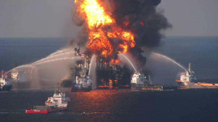 April 2010: Die Deepwater Horizon geht in Flammen auf und sinkt.