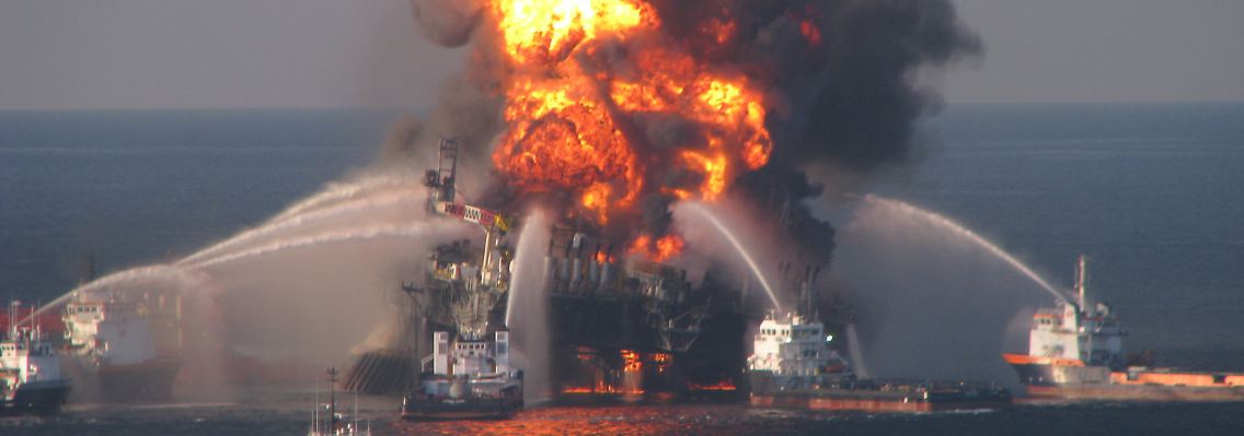 April 2010: Die Deepwater Horizon geht in Flammen auf und sinkt.