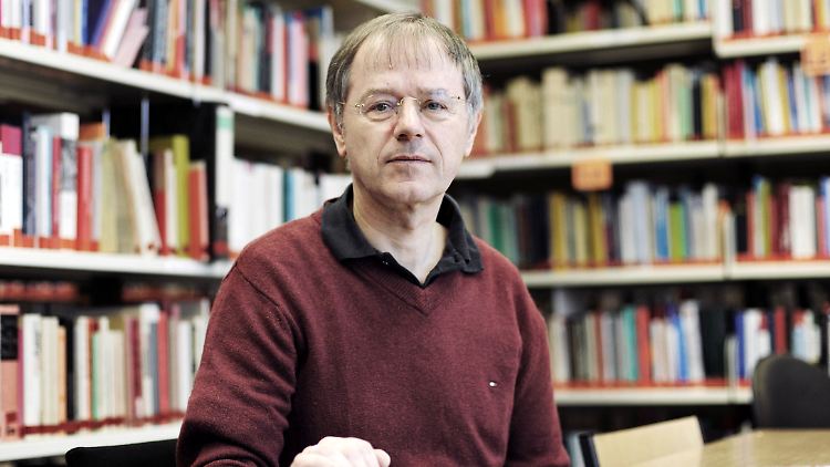 Christoph Butterwegge will in seinem Kölner Büro bleiben.