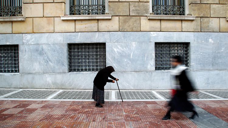 Straßenszene vor der Zentralbank in Athen: Kreditinstitute dürfen auf umsichtige Hilfe hoffen.