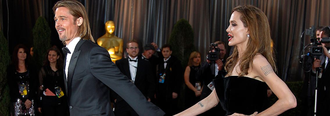 Er zieht sie nun vor den Altar ...