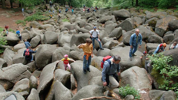 Naturnah: Besucher wandern durch das Felsenmeer im Odenwald an der Bergstraße.