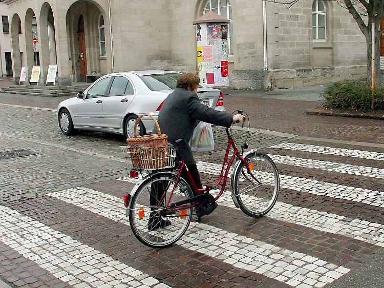 Fahrer "großer Autos" nehmen im Straßenverkehr weniger Rücksicht als Mittelklassewagen-Fahrer.