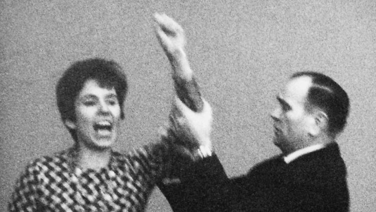 1968: Beate Klarsfeld beschimpft von der Zuschauertribüne des Bundestags aus Kanzler Kiesinger als "Nazi".