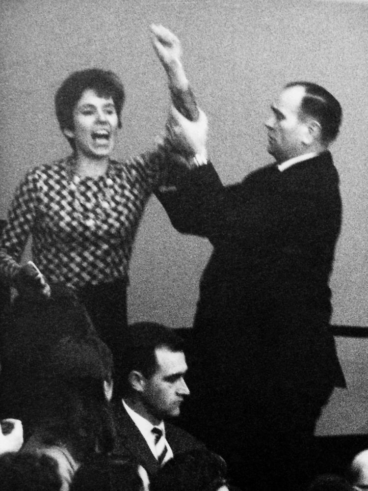 Klarsfeld beschimpft während einer Bundestagssitzung Bundeskanzler Kiesinger als "Nazi".