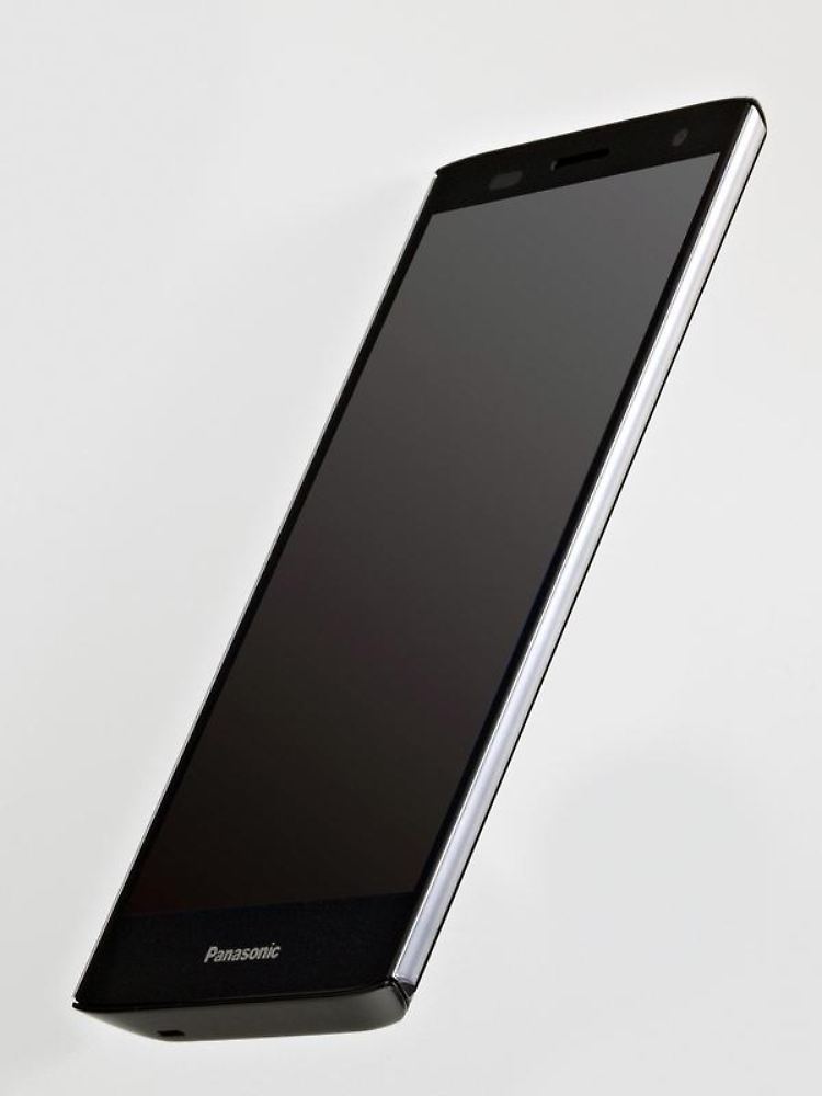 Das Eluga power von Panasonic hat ein 9,6 Millimeter dickes Gehäuse, dem Wasser nichts ausmachen soll.
