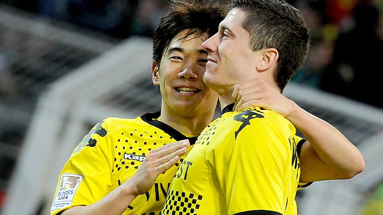 Der strahlende Robert: Shinji Kagawa freut sich mit Dortmunds Torjäger Lewandowski.