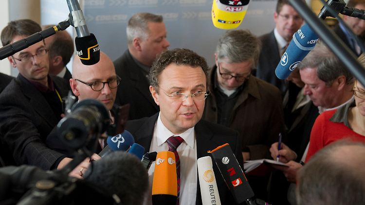 Friedrich will trotz seiner Bedenken zustimmen, findet es aber ebenso wichtig, die Wahrheit zu sagen.