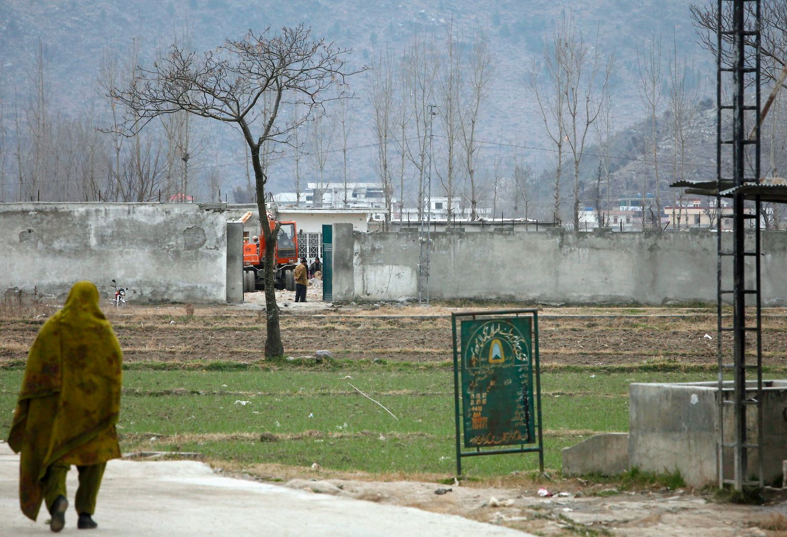 Knapp zehn Monate nach der Tötung von Osama bin Laden machen die pakistanischen Behörden das letzte Versteck des Al-Kaida-Chefs dem Erdboden gleich. 