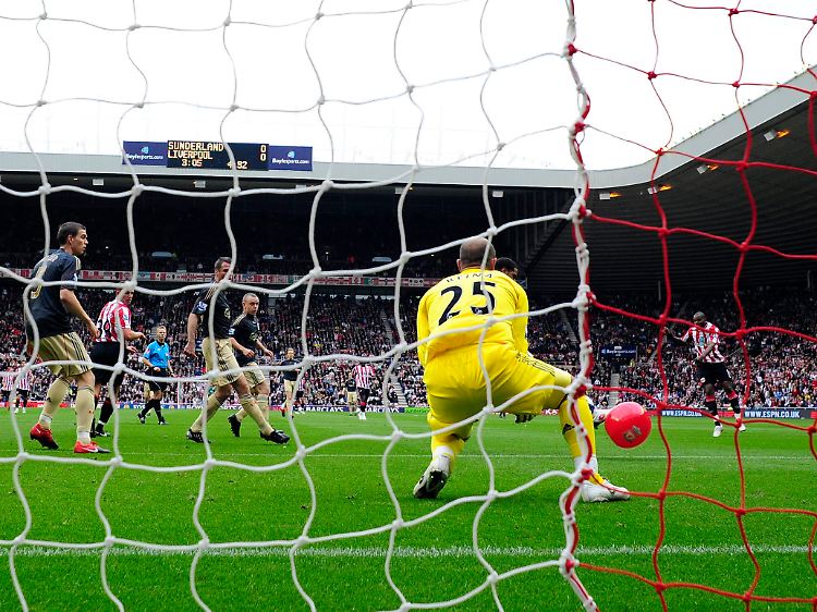 Neulich in Liverpool: Rechts, das ist der rote Wasserball. Der richtige Ball landete dann im Tor.