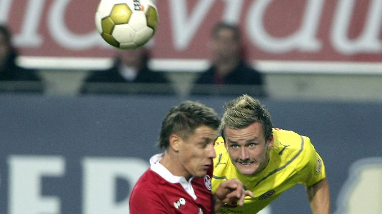 Fußball im Duett: in der Luft ...