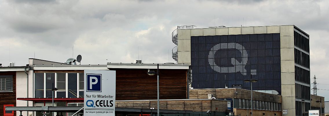 Dunkle Wolken über dem Hauptgebäude des Solarzellenherstellers Q-Cells in Bitterfeld-Wolfen.