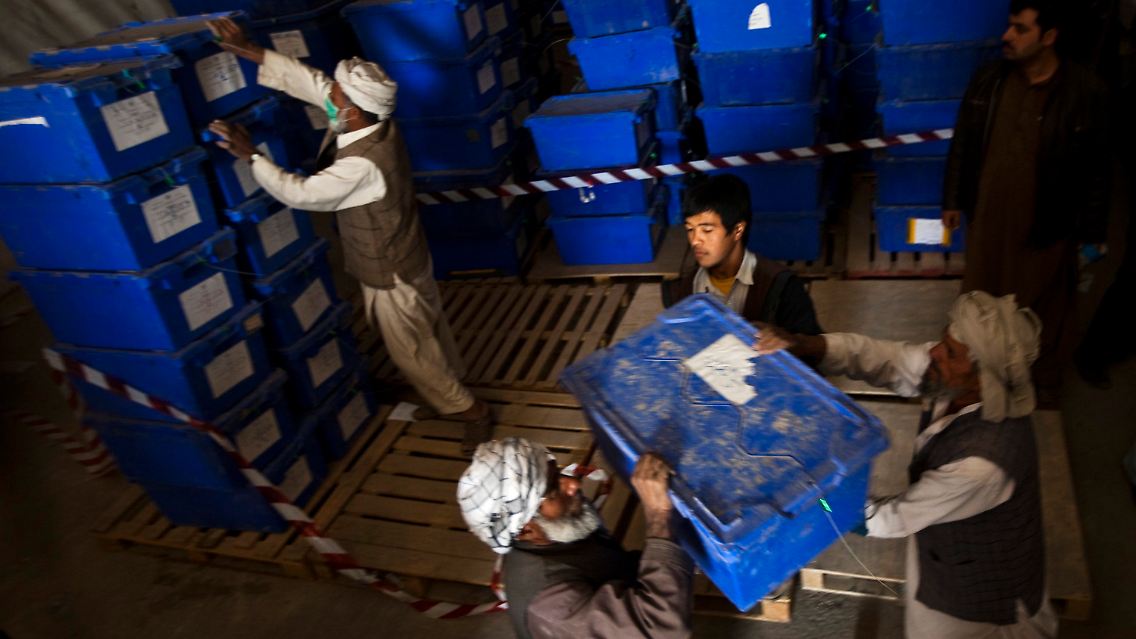 Vorbereitung auf Stichwahl: In Kabul werden Wahlurnen für den Transport in die Provinzen verladen.