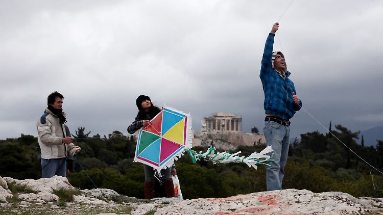 Griechenland im Umbruch: Junge Athener nutzen den Wind zum Spiel mit Papierdrachen.