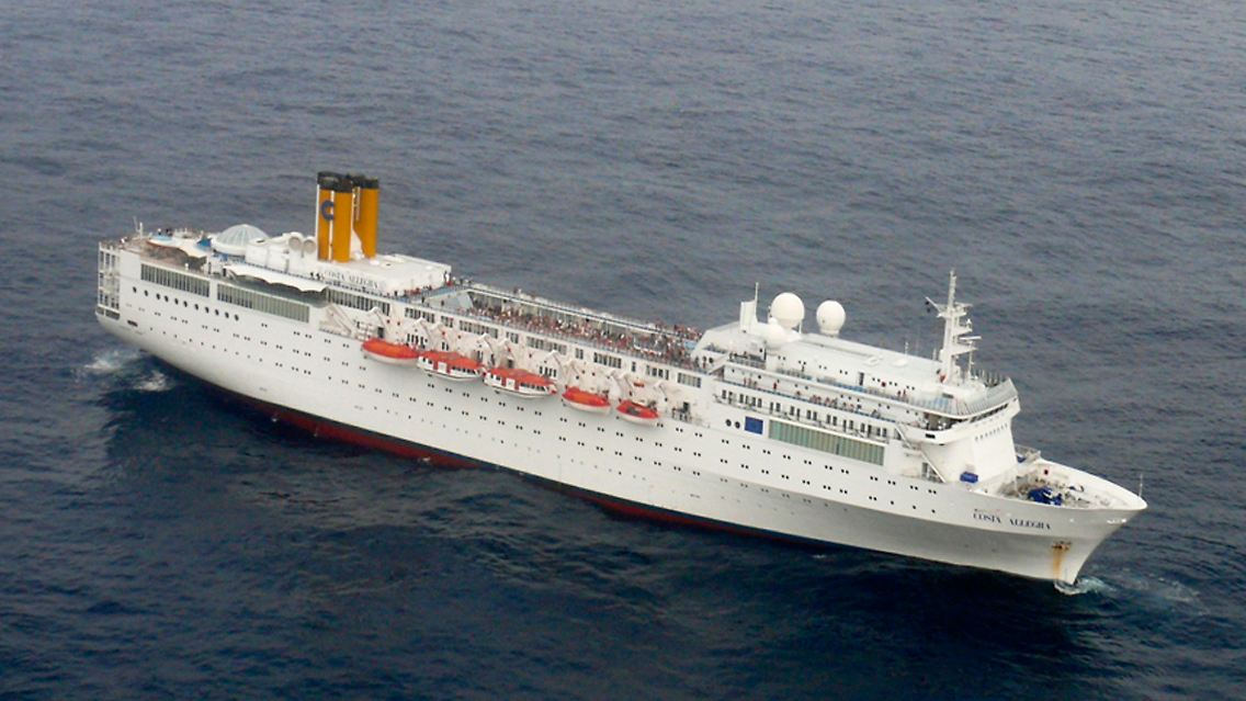 Das Schiff ist manövrierunfähig, aber wohl in seichten Gewässern.