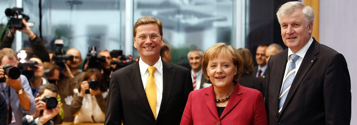 Müde, aber optimistisch: Westerwelle, Merkel und Seehofer stellen den Koalitionsvertrag vor.