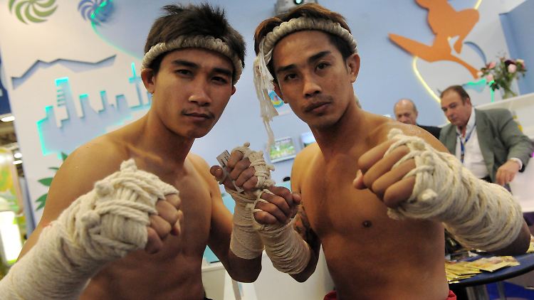 Die bunte Welt des Reisens: Auf der ITB bekommen Besucher am Stand von Pattaya Thaiboxen geboten.