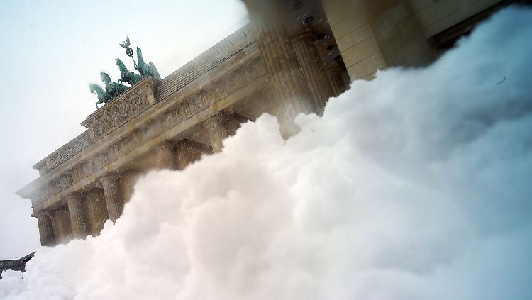 Gewohntes Bild der vergangenen Winter: Schneemassen am Brandenburger Tor.