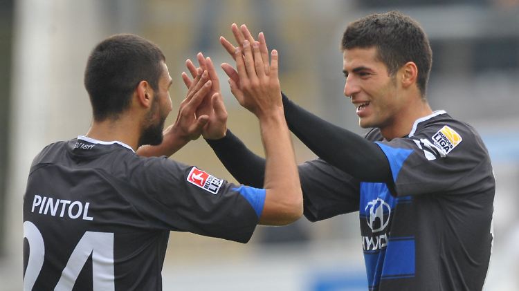 So sehen Sieger aus: Jürgen Gjasula (r.) erzielte das erste von drei FSV-Toren gegen die "Löwen".