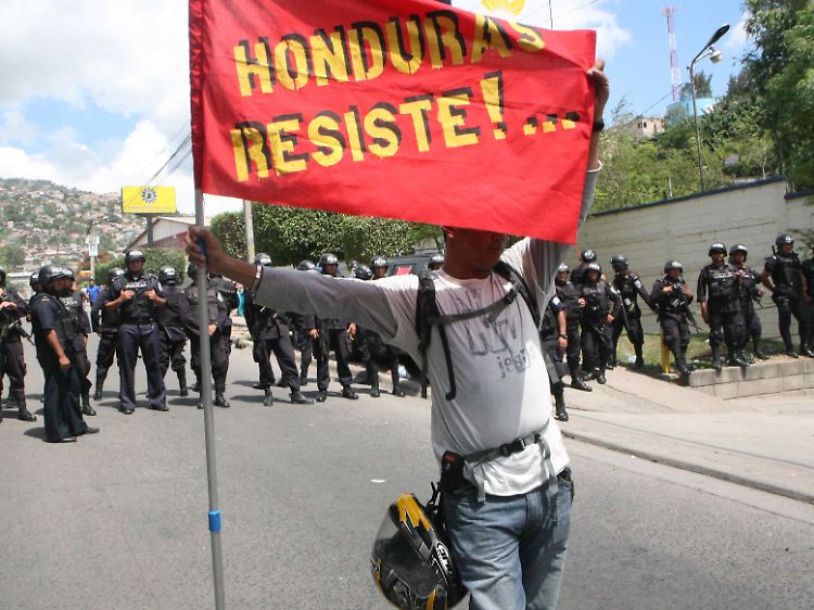 "Honduras gibt nicht auf": Ein Zelaya-Anhänger protestiert gegen die Absetzung des Präsidenten.