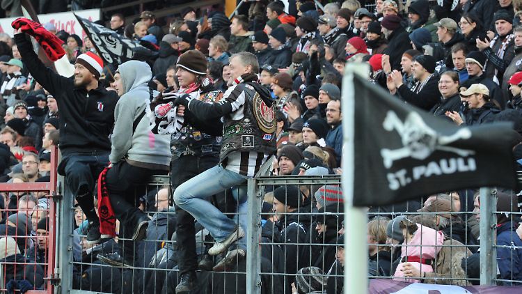 Einige von ihnen müssen draußen bleiben: Fans des FC St. Pauli.