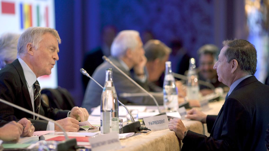 Der neue FIA-Boss Jean Todt (r.) will den Automobil-Weltverband im Sinne seines Vorgängers Max Mosley weiterführen.