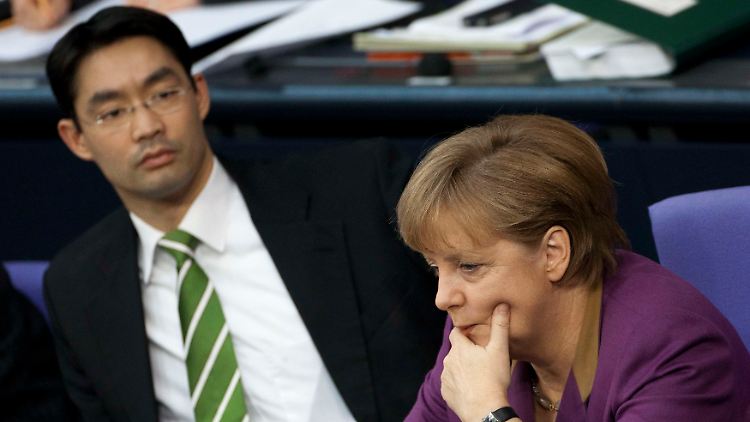 Schon lange keine Liebesheirat mehr: FDP-Chef Philipp Rösler und die Kanzlerin am Montag.