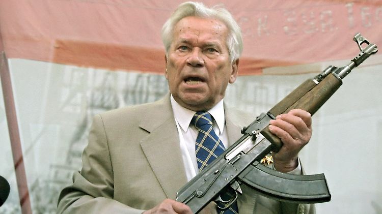 Michail Kalaschnikow, Erfinder der "Awtomat Kalaschnikowa" wurde im November 92 Jahre alt.