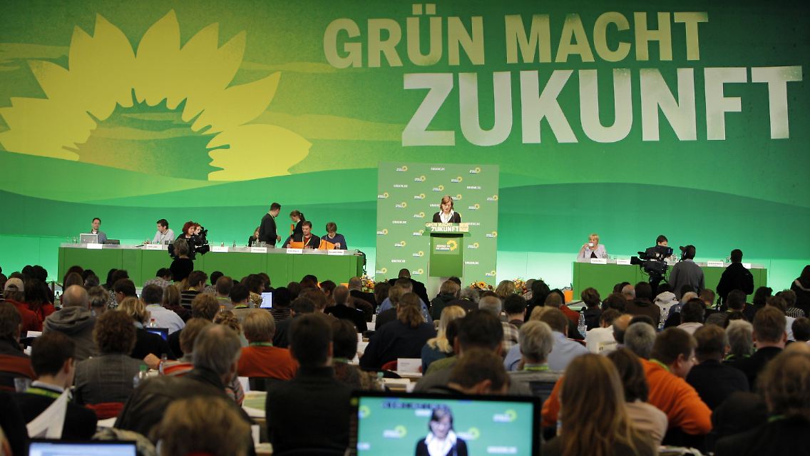 Blick in den Tagungssaal der Bundesdelegiertenkonferenz von Bündnis 90/Grüne in der Rostocker Messehalle.