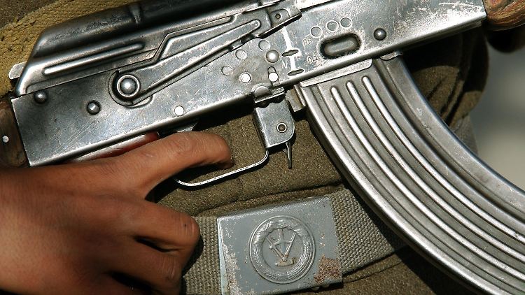 Ein Soldat der Nordallianz (militärisches und politisches Bündnis gegen die Taliban) 2001 bei einer Straßenkontrolle in der Nähe der afghanischen Hauptstadt Kabul. Der Gürtel der provisorischen Uniform stammt noch aus den Beständen der ehemaligen NVA.