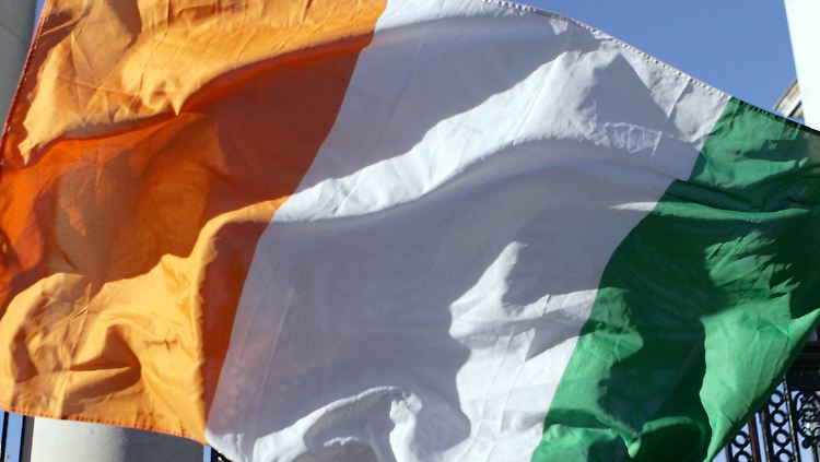 Die irische Flagge vor dem Regierungsgebäude in Dublin.