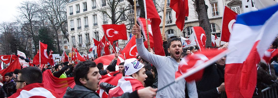 In Paris gingen wütende Türken auf die Straße, um gegen das Gesetz zu protestieren.