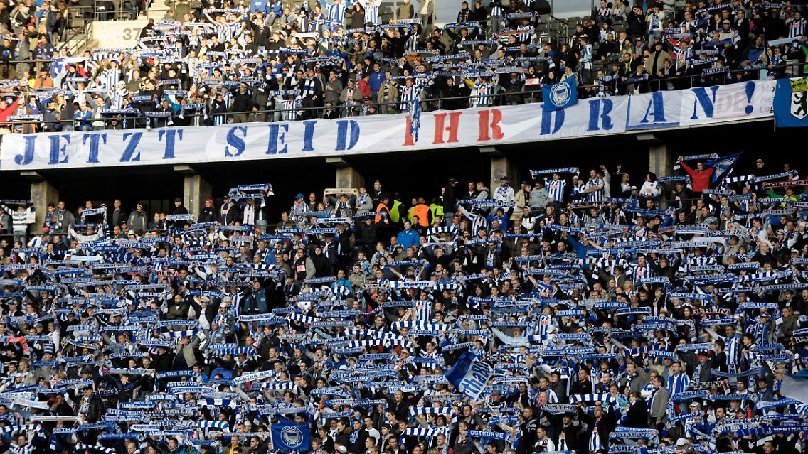 Die Hertha-Fans machten ihren Profis von Beginn an klar, was sie von ihrem zuletzt desolaten Team erwarten: bedingungslosen Abstiegskampf.