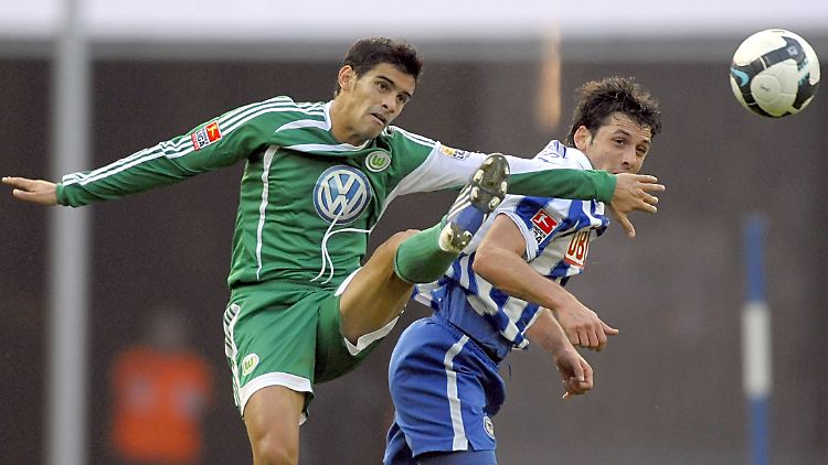 Herthas Nemanja Pejcinovic im Duell mit Wolfsburgs Ricardo Costa.