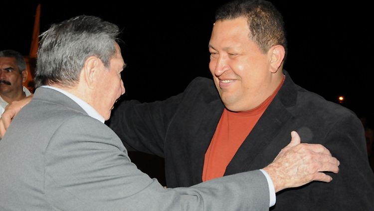 Venezuelas Staatschef Hugo Chávez wird bei seiner Ankunft in Kuba von Präsident Raúl Catsro in Empfang genommen.