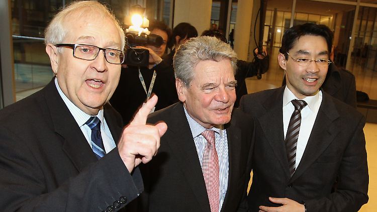 Brüderle (l-r), Gauck und Rösler vor der Fraktionssitzung der Liberalen in Berlin.