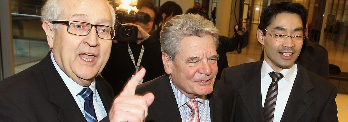 Brüderle (l-r), Gauck und Rösler vor der Fraktionssitzung der Liberalen in Berlin.