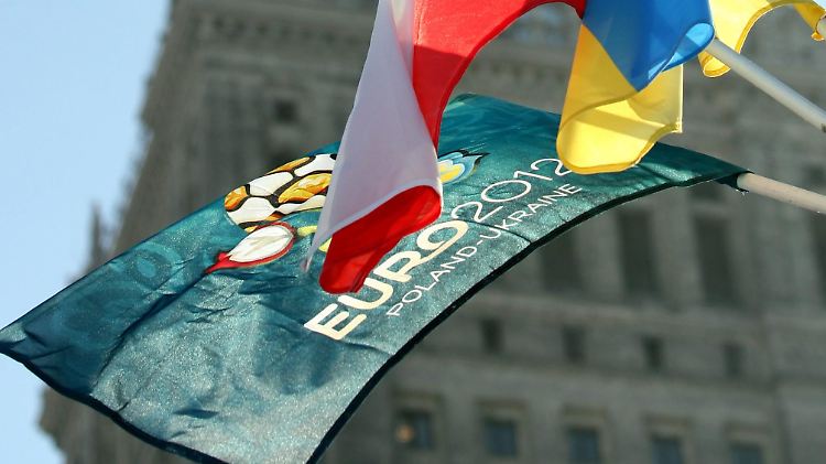 Flagge zeigen für die EM: Die Fahnen der beiden Ausrichterländer wehen gemeinsam mit der EM-Fahne vor dem Warschauer Kulturpalast. In der polnischen Hauptstadt wird das EM-Turnier am 8. Juni eröffnet.