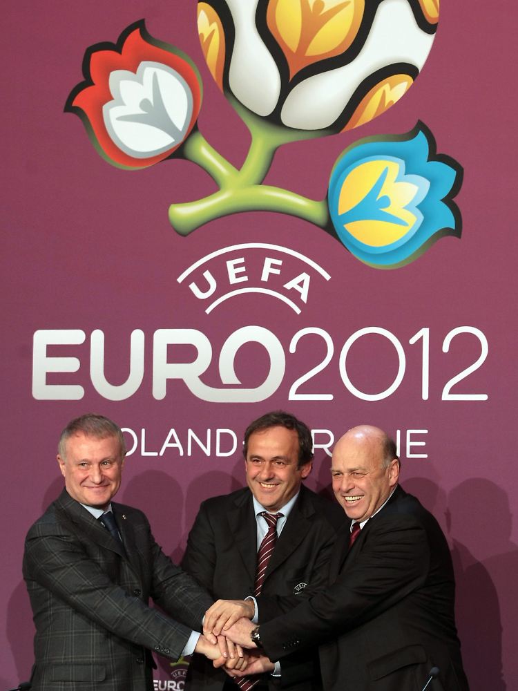 Posen für die Fotografen: Uefa-Präsident Michel Platini (M), der ukrainische Fußballchef Grigori Surkis (l.) und Polens Verbandschef Gregorz Lato 2009 beim gemeinsamen EM-Händedruck.