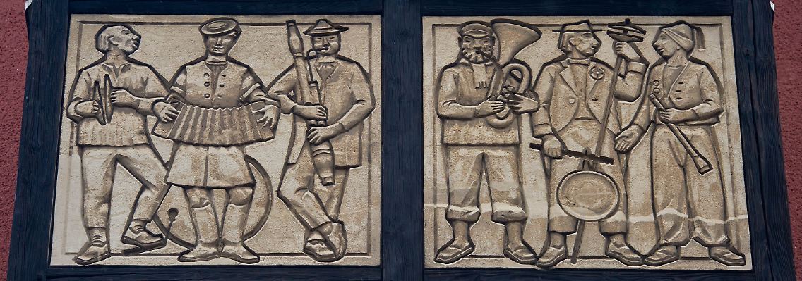 Verzierungen an einem sanierten Wohnhaus aus DDR-Zeiten in Eisenhüttenstadt.