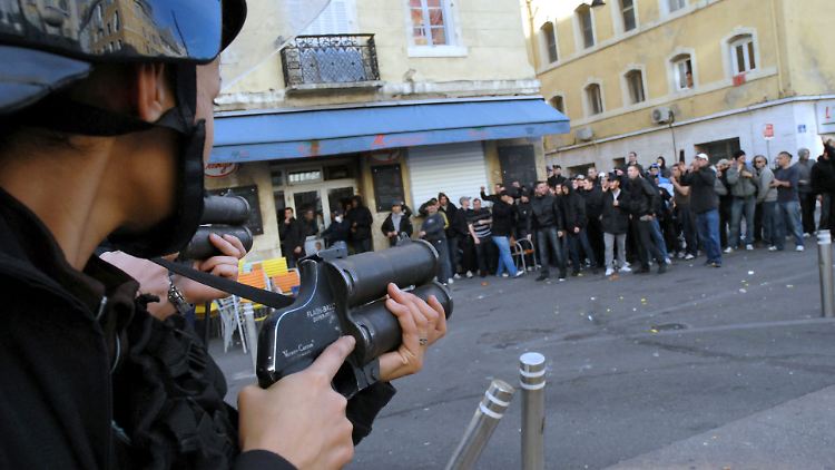 Hunderte Fans von Paris St. Germain und Olympique Marseille sorgten in Marseilles Innenstadt für schwere Sachbeschädigungen.