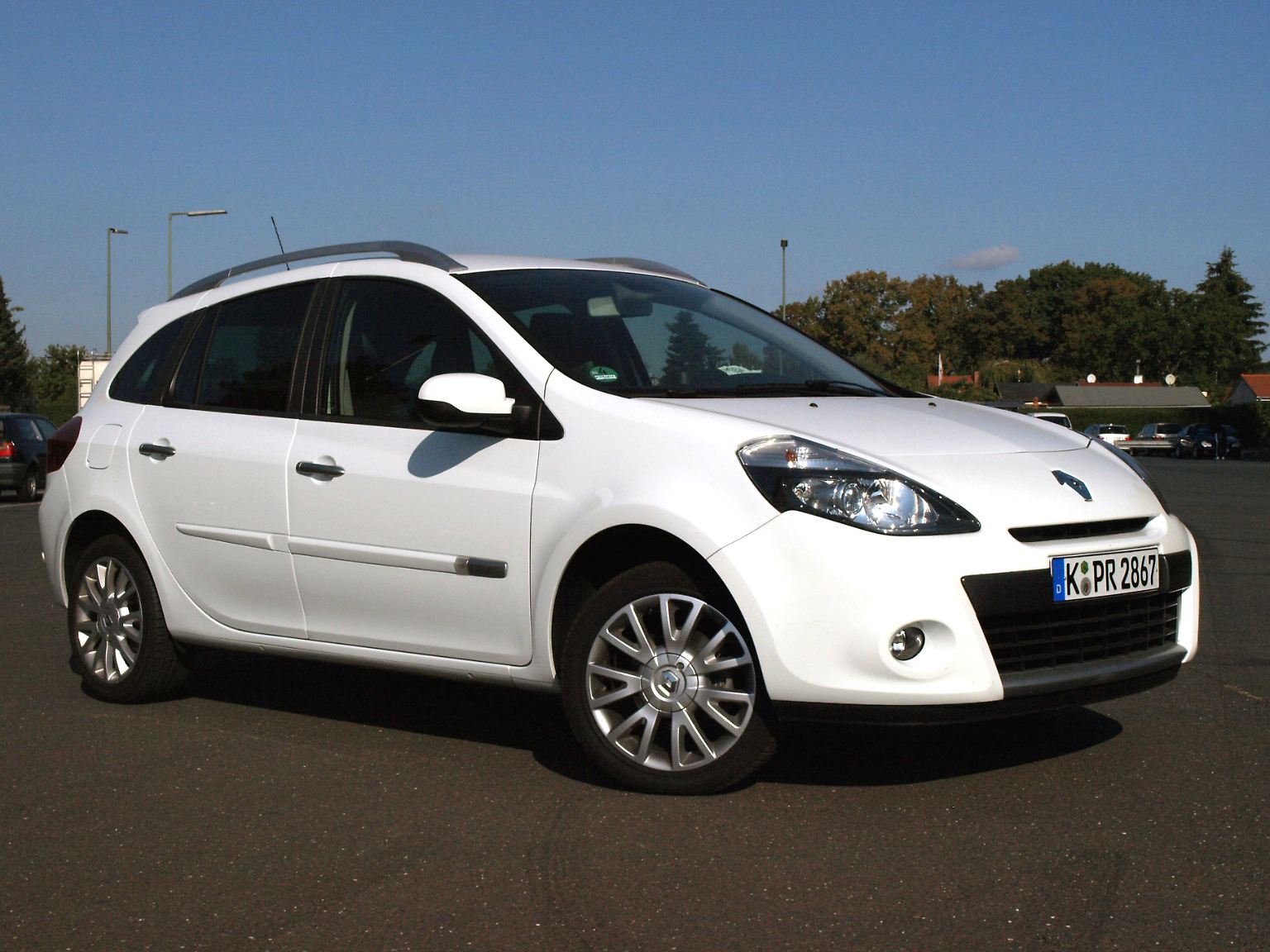 Weder klein, noch groß - das ist Renaults kompakter Clio. Der Grandtour versucht, die Vorteile eines Kleinwagens mit dem soliden Platzangebot eines Kombi zu vereinen.