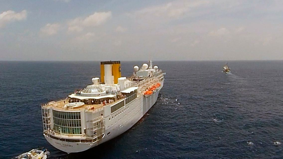2012-02-28T200515Z_01_SIN101R_RTRMDNP_3_COSTA-SHIP-FIRE.JPG5445761836077243040.jpg