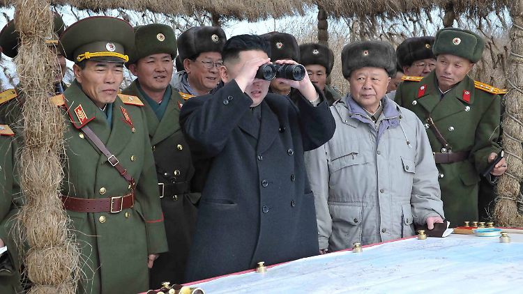 Ein Déjà-vu? Die Öffentlichkeitsarbeit von Kim Jong Un gleicht haargenau der seines Vaters Kim Jong Il.