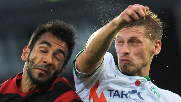 Foto aus vergangenen Zeiten: Yacine Abdessadki im Freiburg-Trikot beim Zweikampf mit dem Bremer Aaron Hunt.