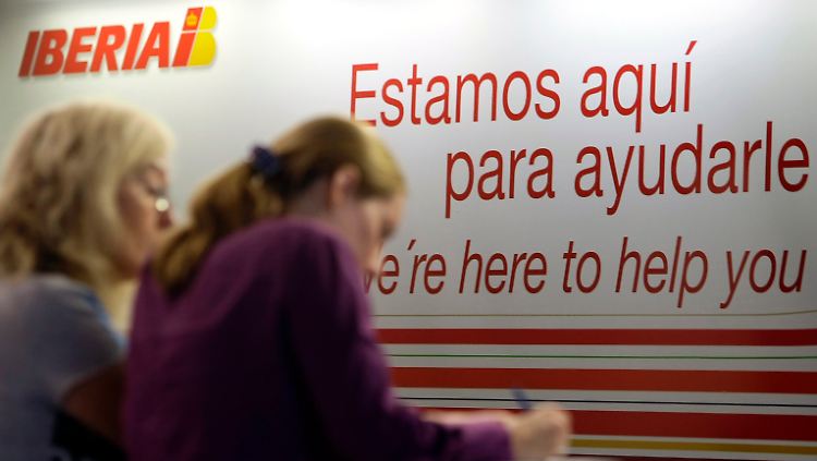 Fluggäste am Kundenservice-Schalter der Iberia.